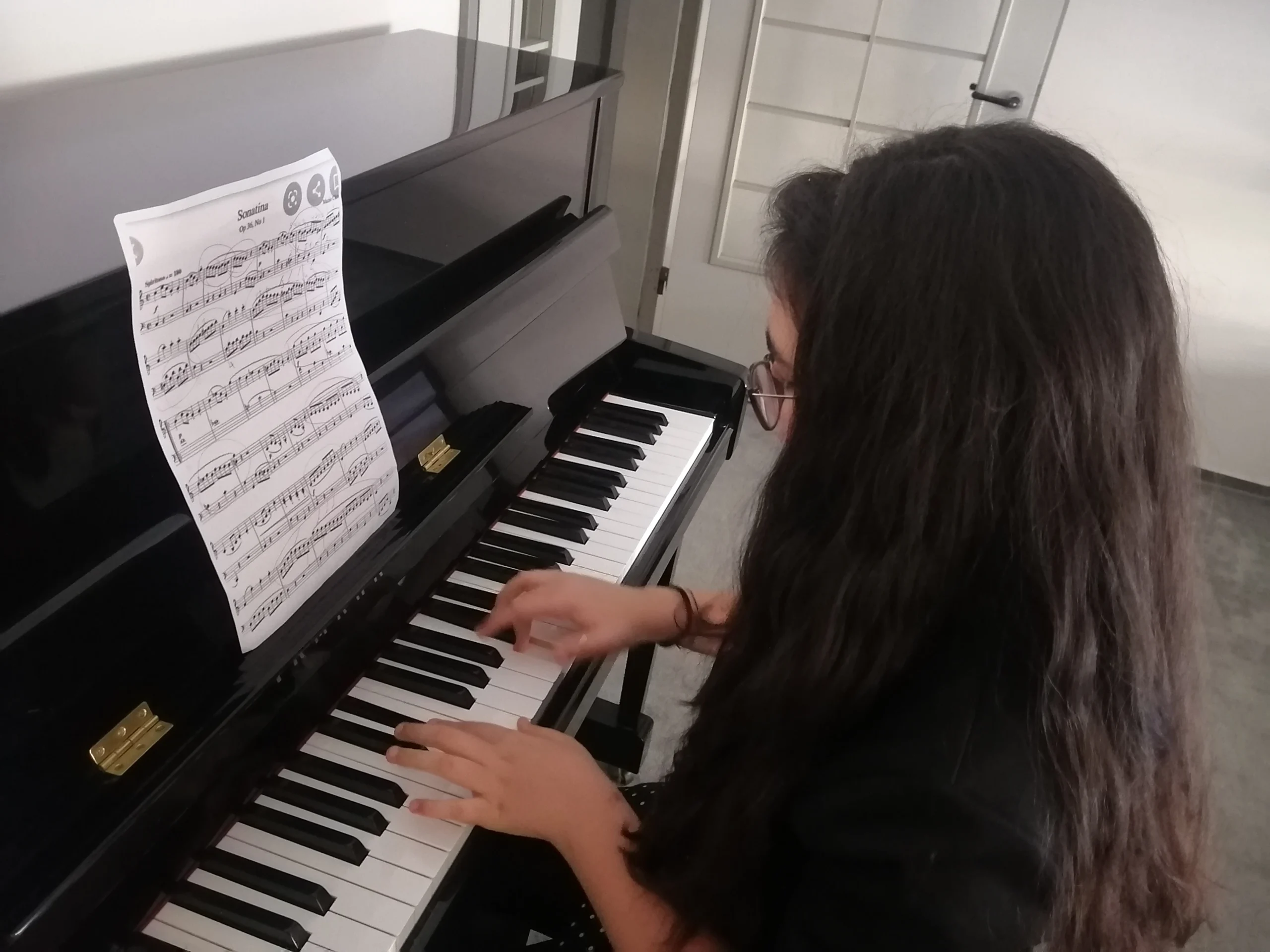 Ataşehir piyano kursu kapsamında parmak calismasi çalışması