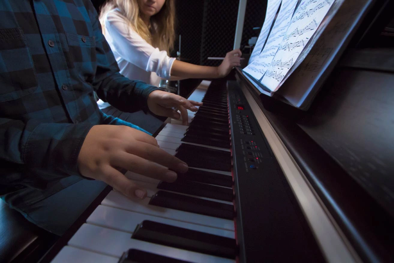 Ataşehir piyano kursu kapsamında parmak calismasi çalışması