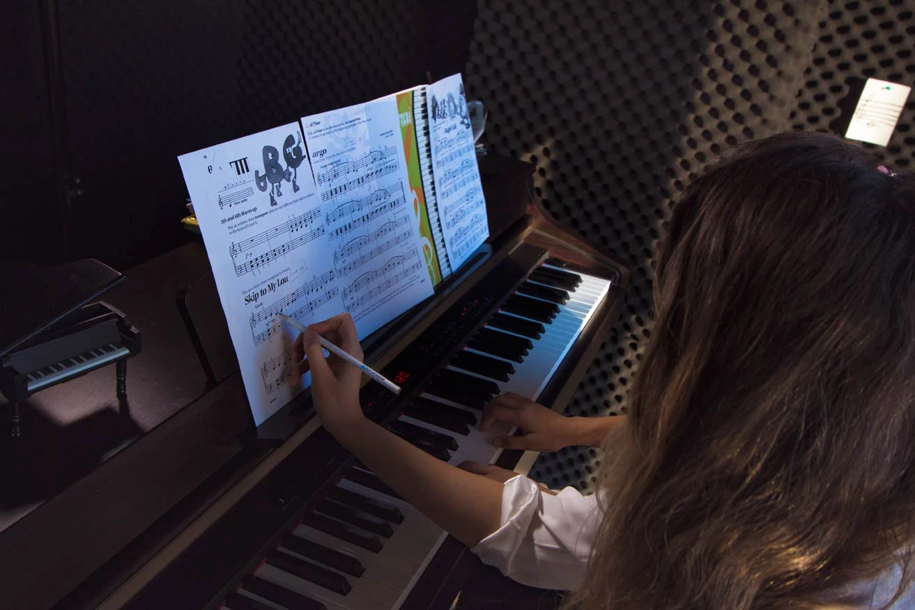 Ataşehir piyano kursu kapsamında parmak calismasi çalışması