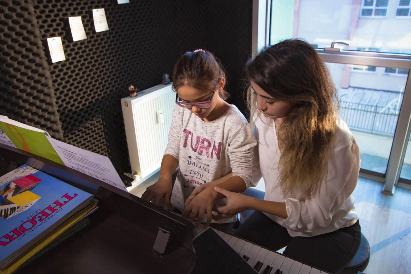 Ataşehir piyano kursu kapsamında parmak calismasi çalışması