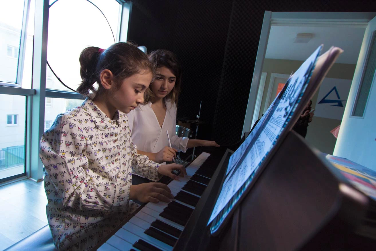 Ataşehir piyano kursu kapsamında parmak calismasi çalışması