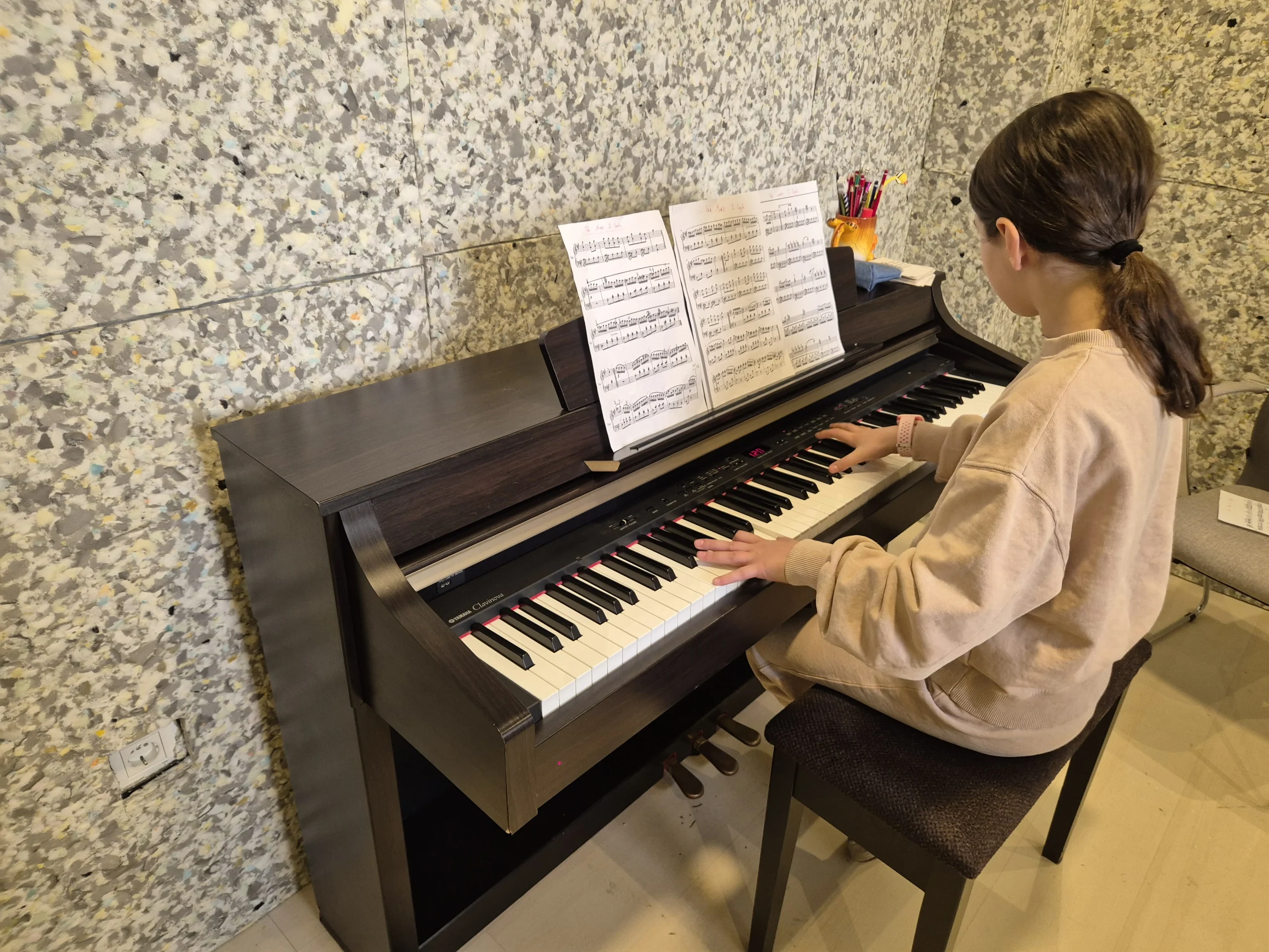 Ataşehir piyano kursu kapsamında parmak calismasi çalışması