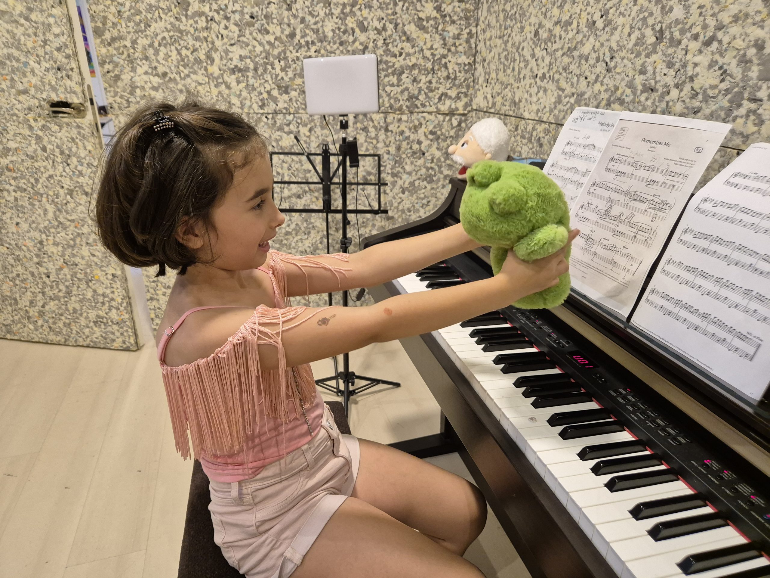 Ataşehir piyano kursu kapsamında parmak calismasi çalışması