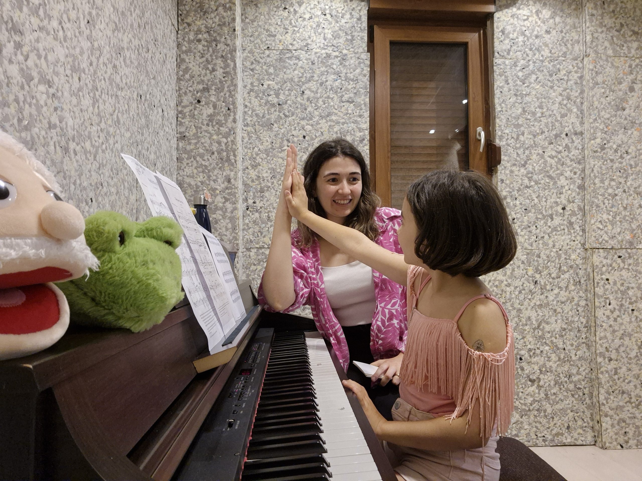 Ataşehir piyano kursu kapsamında parmak calismasi çalışması